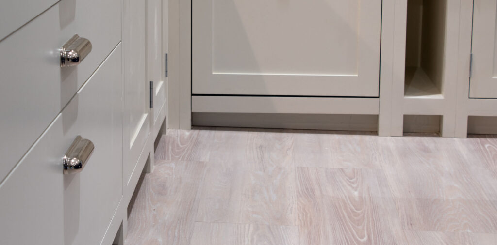 A kitchen showing no additional kitchen plinth at the botton of the base cabinets.